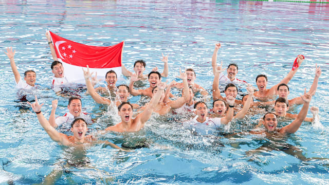 女足英联杯中发生暴力冲突，一名球员抓住对手脖子将其摔倒（女足英联杯爆发肢体冲突：一名球员抓住对手颈部将其摔倒）