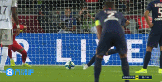 白衣下边是红衣，香港行期间一阿森纳球迷卧底在热刺球迷看台