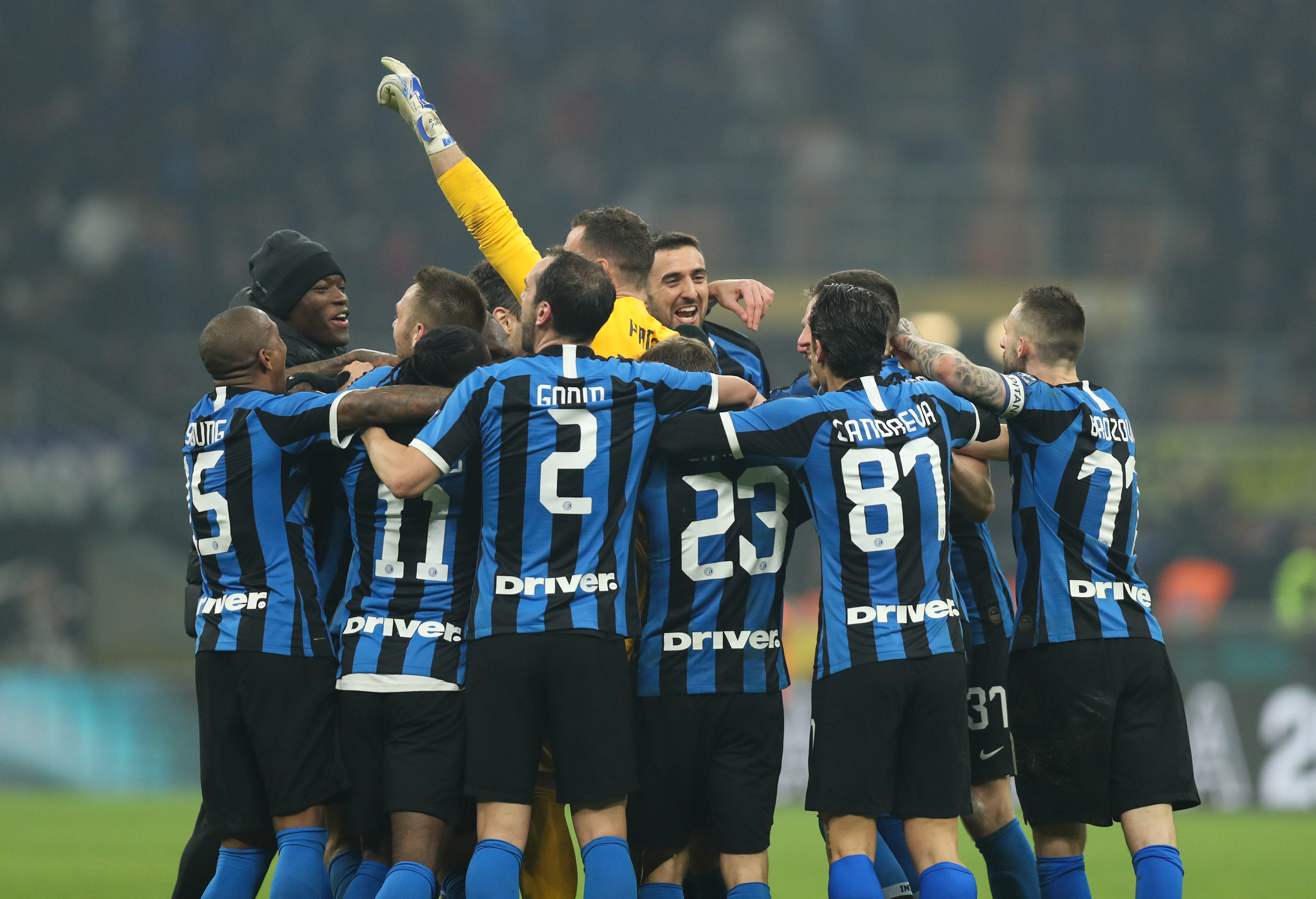 中超强队国安在亚冠被越南绝杀，国脚表现低迷，暴露中国足球实力与管理问题。（亚冠赛场国安遭越南队补时绝杀，国脚低迷凸显中国足球实力与管理短板）