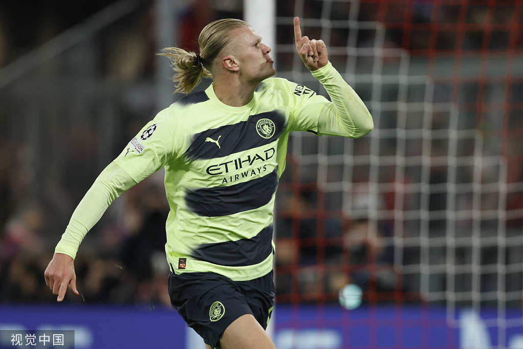 意甲奇妙世界：斯帕莱蒂与孔蒂的角色变换与霍伊伦德的惊艳表现（意甲奇境：斯帕莱蒂与孔蒂的角色切换，霍伊伦德闪耀全场）