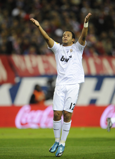 布莱顿球员三笘薰与日本战犯合影引发争议，俱乐部致歉未提菲律宾球迷，引发不满。