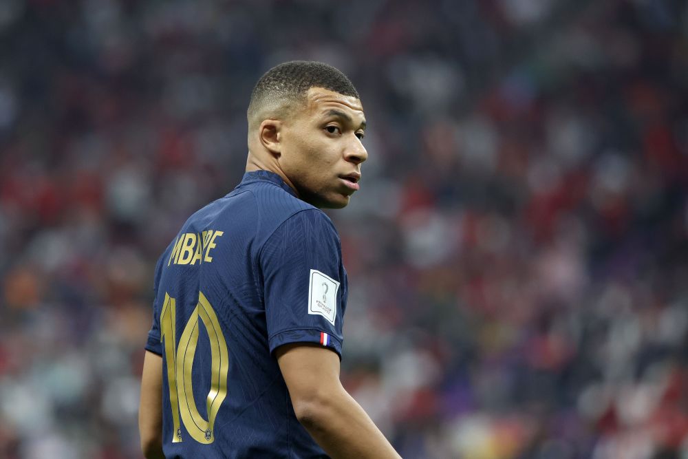 湖人詹姆斯关键发挥险胜76人，刷新个人40岁后得分纪录，豪取17胜稳居西部第二。（詹姆斯末节发力助湖人险胜76人，40岁后得分再创新高，豪取17胜稳居西部第二）