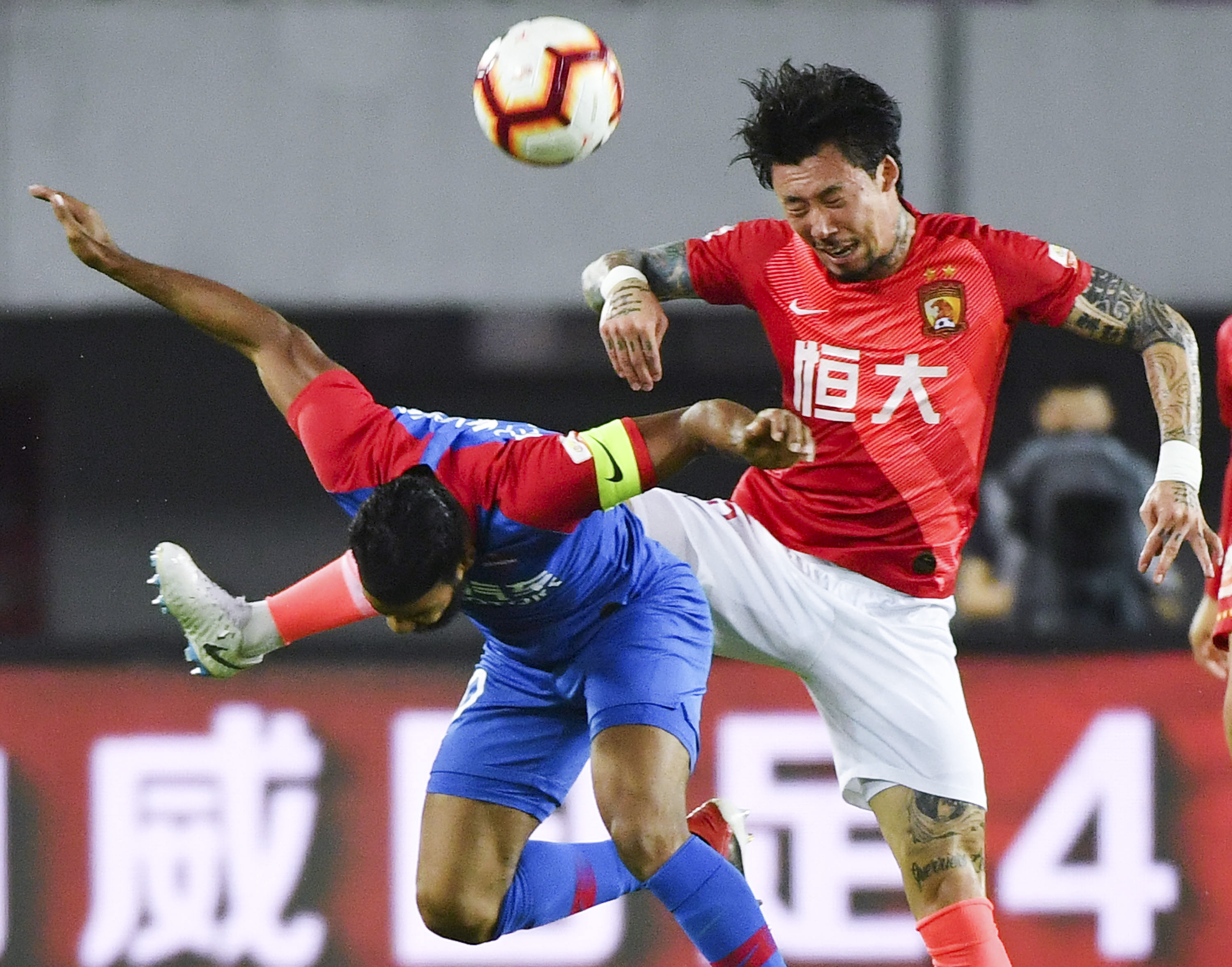 灾难级表现！科纳特面对哈兰德和多库的1v1，两次被对方进球（崩盘级发挥！科纳特在与哈兰德和多库的1v1中两度被破门）